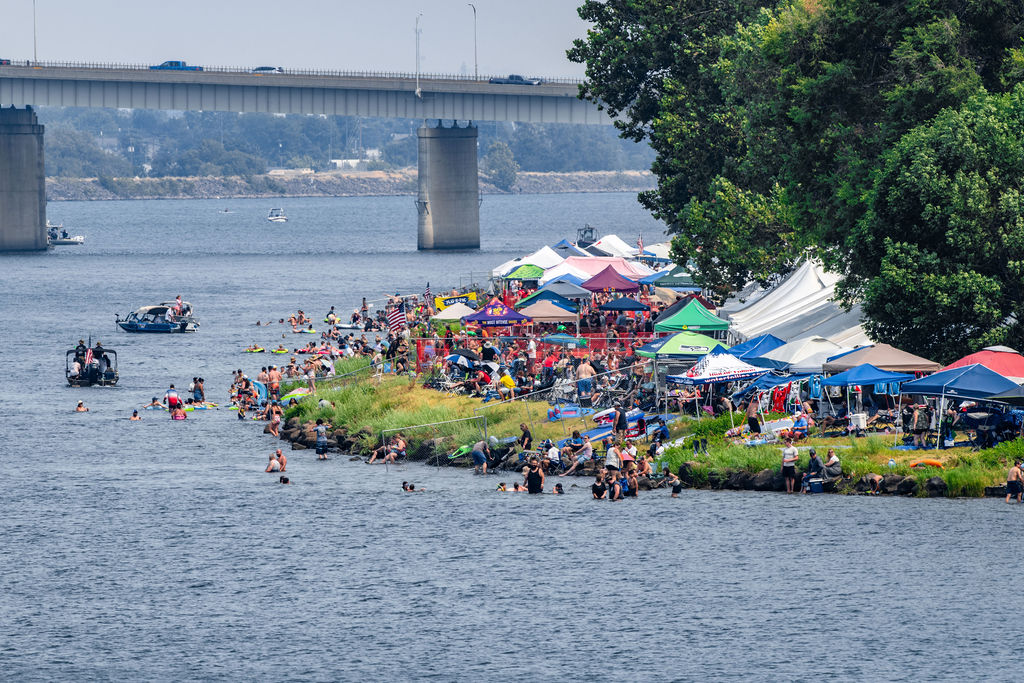 waterfollies-about-hires-06-shoreline-crowd